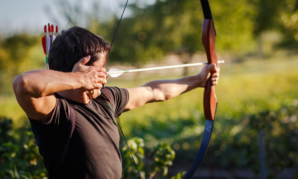 Кидает лук. Лук деревянный. Кидает лук. Лук стрелковый лонгбоу. Питер глейзбрук морковь.