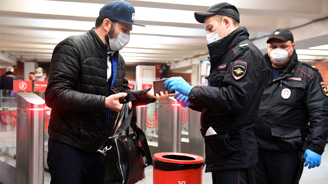 Москвичи боятся масок больше полиции?